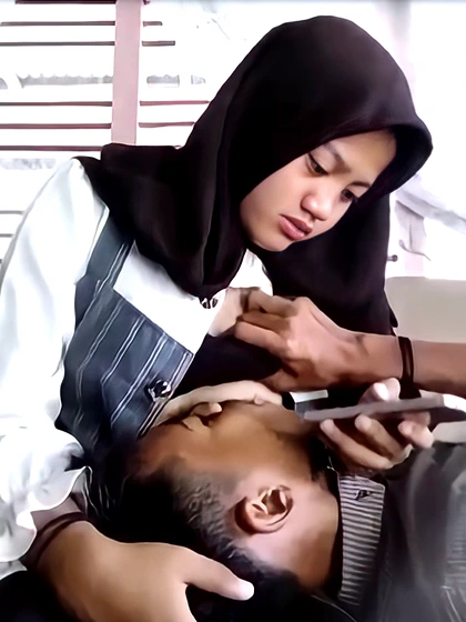 Bokep Jilbab – Nyusuin Pacar di Ruang Tamu